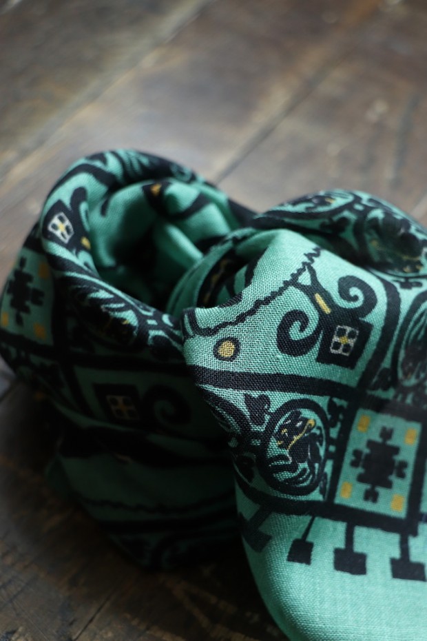 引き出しいっぱいのスカーフ